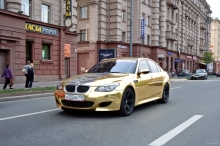 Золотой BMW 5 series на улице Москвы